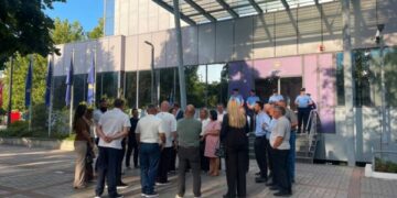 Deputetët e PDK-së dhe Aleancës bllokojnë sërish hyrjen e Qeverisë