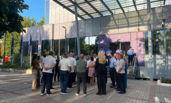 Deputetët e PDK-së dhe Aleancës bllokojnë sërish hyrjen e Qeverisë