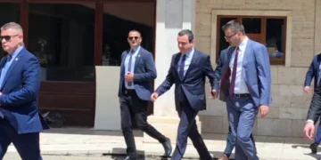 Përfundon takimi/ Kurti s’flet për media, largohet nga hyrja e pasme