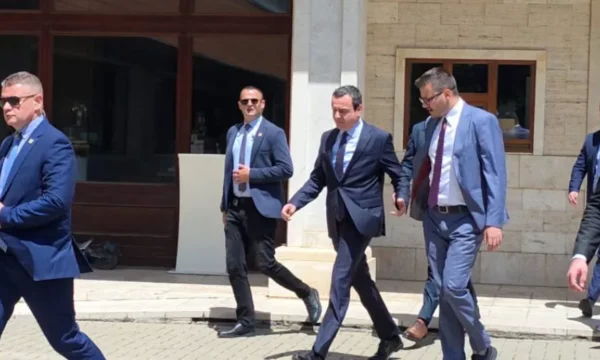 Përfundon takimi/ Kurti s’flet për media, largohet nga hyrja e pasme