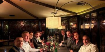 Albin Kurti takon deputetët e minoriteteve, del në darkë me ta