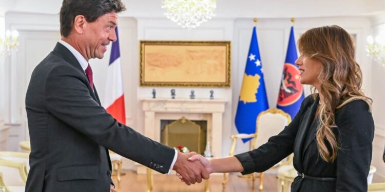 Haxhiu pranon letrat kredenciale të Ambasadorit të ri Francez