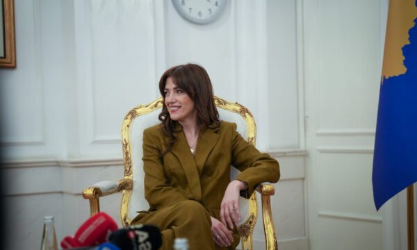 Ekspertët thonë se Haxhiu ka mandat në Presidencë deri më 4 tetor – çfarë thoshte VV më herët për këtë