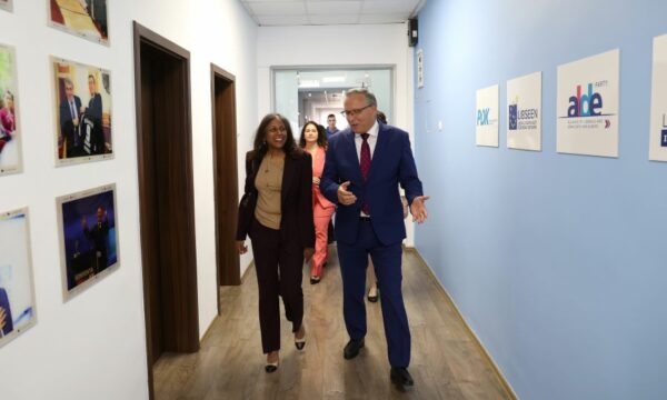 Takimi me Prattipatin, Hamza shpreh shqetësime për sjelljet e VV’së: Bllokada të marrë fund sa më shpejt