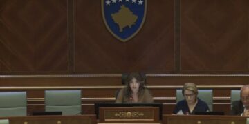 Albulena Haxhiu e shpall të konstituuar Kuvendin pa nënkryetarin nga PDK-ja
