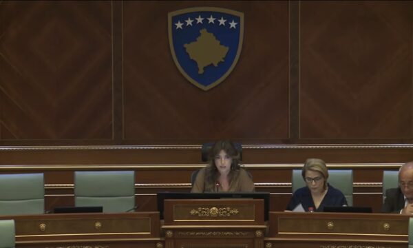Albulena Haxhiu e shpall të konstituuar Kuvendin pa nënkryetarin nga PDK-ja