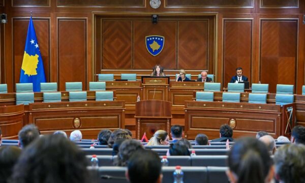 Nis seanca për votimin e qeverisë, 70 deputetë në sallë – opozita e bojkoton