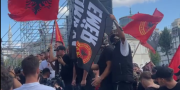 “S’ka liri pa çlirimtarë”, “policia është e jona”, protestuesit zhvendosen para Qeverisë