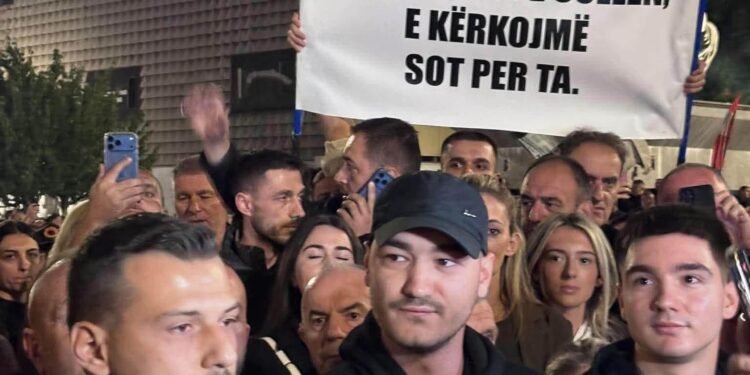 Protestës në Prishtinë për ish-krerët e UÇK-së i bashkohe Endrit Thaçi dhe djemtë e Kadri Veselit