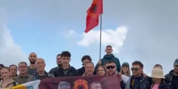 Haradinaj në majën e Rupës me të rinj, valojnë flamujt e UÇK-së dhe “Liria ka emër”