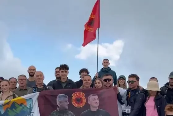 Haradinaj në majën e Rupës me të rinj, valojnë flamujt e UÇK-së dhe “Liria ka emër”