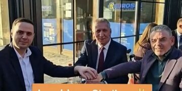 Antoni Quni i pajton Lumir Abdixhikun me Kujtim Shalën, publikon fotografi me ta
