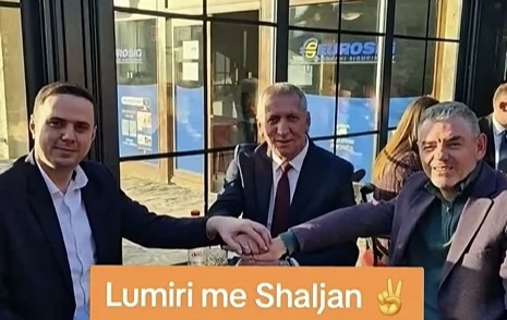 Antoni Quni i pajton Lumir Abdixhikun me Kujtim Shalën, publikon fotografi me ta