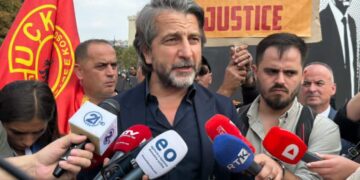 Përparim Rama iu bashkohet studentëve në marshin për çlirimtarët