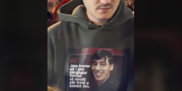 Klestori sërish në protestë, ka një mesazh të fuqishëm në bluzën e tij