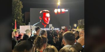 Rrëfim emocionues i një ish-ushtari të UÇK-së shfaqet në protestën “Jo në emrin tim”