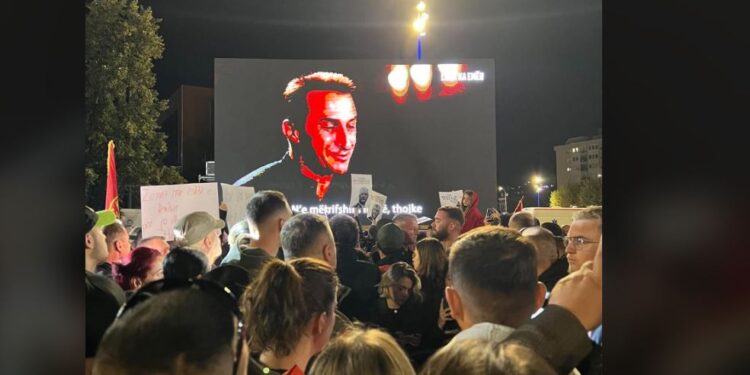 Rrëfim emocionues i një ish-ushtari të UÇK-së shfaqet në protestën “Jo në emrin tim”