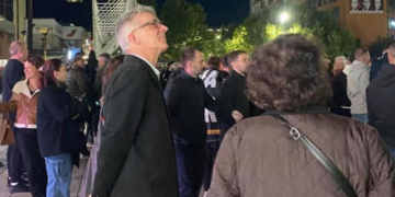 Ambasadori gjerman interesohet për protestën në shesh, afrohet, vëzhgon pak dhe largohet