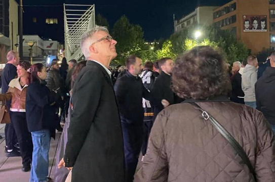 Ambasadori gjerman interesohet për protestën në shesh, afrohet, vëzhgon pak dhe largohet