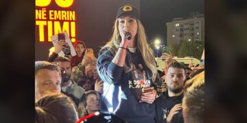 “Jo në emrin tonë!”, Leonora Jakupi me fjalim të fuqishëm nga sheshi