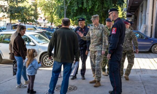 Gjenerali amerikan viziton Mitrovicën e Veriut dhe Urën e Ibrit : Siguria fillon me njerëzit, çdo bisedë e çdo shtrëngim duarsh na ndihmon