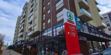 Kamerat e kapin duke vjedhur afro 500 euro mall në “Spar” – kthehet prapë në market dhe bie në duart e policisë