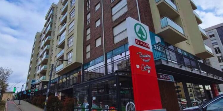 Kamerat e kapin duke vjedhur afro 500 euro mall në “Spar” – kthehet prapë në market dhe bie në duart e policisë