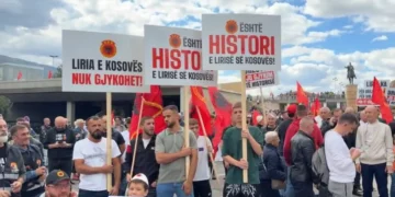 “Liria e Kosovës nuk gjykohet”, nisin të mblidhen protestuesit në Shkup