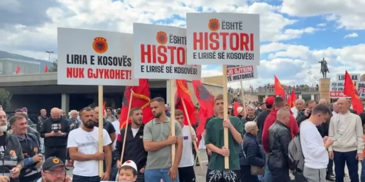 “Liria e Kosovës nuk gjykohet”, nisin të mblidhen protestuesit në Shkup