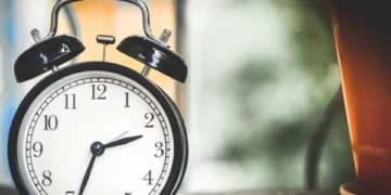 Ora dimërore, ja kur do t’i kthejmë akrepat një orë prapa këtë vit