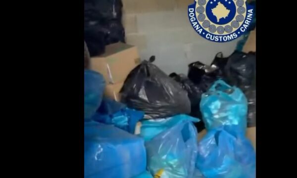 Dogana konfiskon 876 kg duhan dhe 118 mijë cigare të dyshuara për kontrabandë në Prizren
