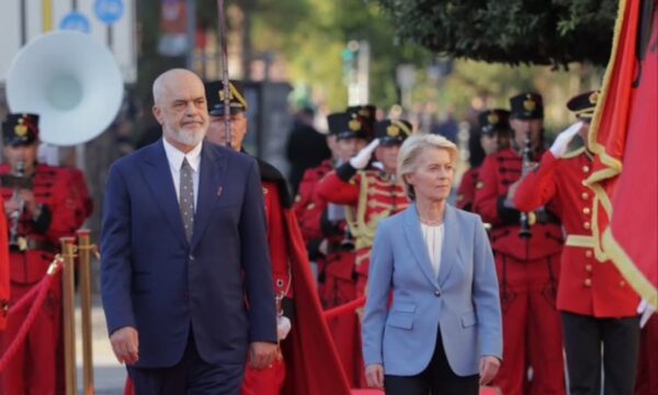Von der Leyen e nis me fjalë optimiste vizitën në Tiranë, thotë se atje po punojnë shumë për ta bërë ëndrrën evropiane realitet