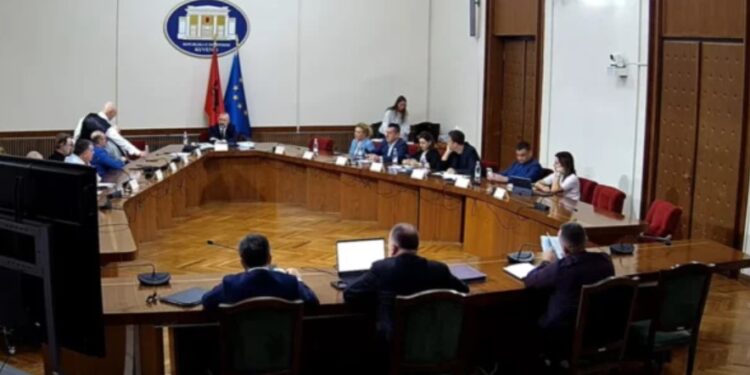 “Ka rënë shteti o bosa”- Arrestimi i Vlora Hysenit bëhet debat në komisionin parlamentar në Shqipëri