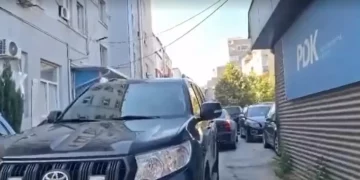 Hamza e Krasniqi në selinë e PDK-së, në pritje të vendimit