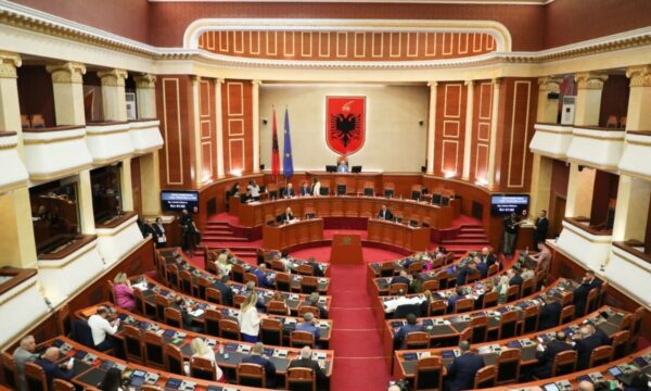 Parlamenti i Shqipërisë miraton pjesëmarrjen e Forcave të Armatosura në Gaza
