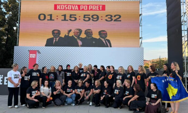 Veteranet e UÇK-së në aksion simbolik për ish-krerët në Hagë: Luftuam dhe sakrifikuam bashkë