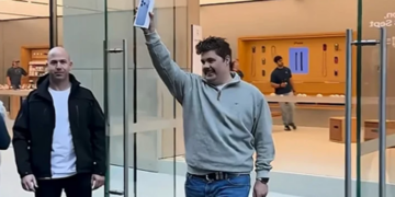 “Unë jam i pari!”, kaos jashtë dyqanit Apple për shkak të blerjes së iPhone 18 në Australi