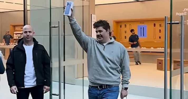 “Unë jam i pari!”, kaos jashtë dyqanit Apple për shkak të blerjes së iPhone 18 në Australi