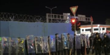 Protestuesit hedhin gurë në drejtim të objektit të EULEX-it