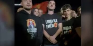 Përlotën fëmijët e çlirimtarëve nga performanca emocionale e aktorit për dëshmorët (Video)