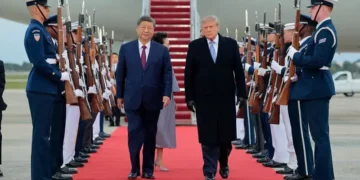 Trump e pret Xi-n me tapet të kuq, dhurata dhe darkë luksoze – por çfarë fshihet pas buzëqeshjeve?
