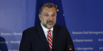 Sarajeva e tërheq stafin e Ambasadës nga Serbia pas varrimit të Mlladiqit me nderime shtetërore