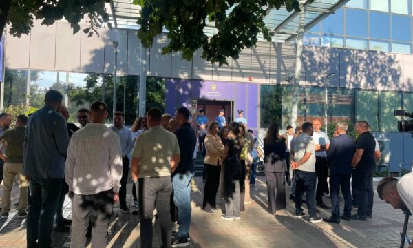 PDK dhe Aleanca bllokojnë sërish hyrjen e Qeverisë, aksioni i janë bashkuar aktivistë e asamblistë të PDK-së nga Prizreni e Suhareka