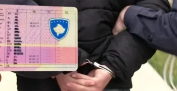 “Kamera në maicë e dëgjuese në vesh”, dyshohet se merrnin ryshfet për kalimin e testit të patentë-shoferit, kërkohet paraburgim për tre persona