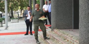 Me një pulë e vezë të shënuara me “VV”, Agim Pllashniku lajmërohet me aksionin e radhës para Kuvendit