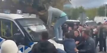 Qytetarët godasin me grushte dhe hipin mbi kombin e Policisë në Hagë