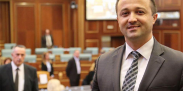 Deputeti Berisha kërkon seancë të jashtëzakonshme për vendimin e Speciales që dënoi krerët e UÇK-së