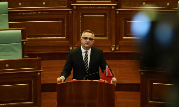 Tahiri kërkon rezolutë të Kuvendit për vendimin e Hagës: Heshtja dhe kalkulimi politik nuk duhet të jenë politikë ditore