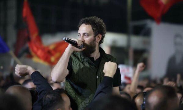 “Jo në emrin tim”, Haziri thirrje protestuesve: Sonte edhe nën shi, bashkë për UÇK-në