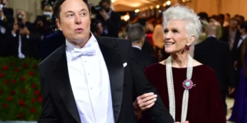Nëna e Elon Musk habit me deklaratën, zbulon se fle në garazhin e të birit: Është luks
